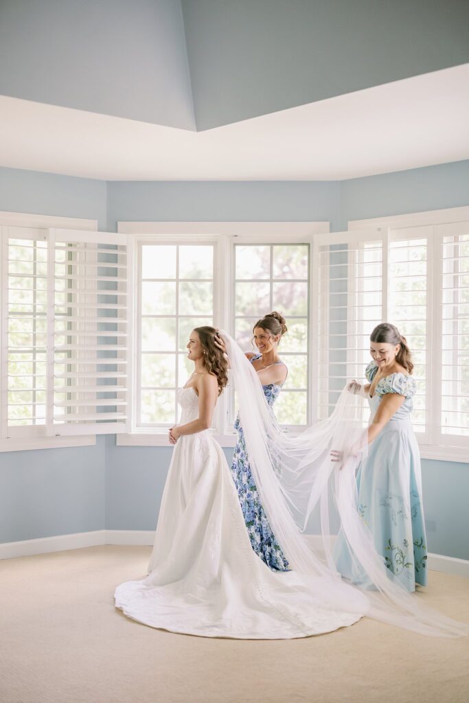 bride getting ready with her sisters for stonebridge country club wedding