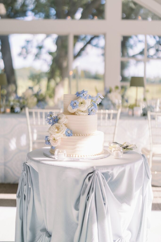 wedding cake at stonebridge country club wedding